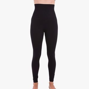 black Homma belly compression leggings.